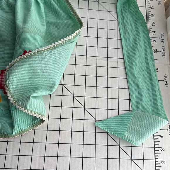 Vintage 1950s Novelty Apron – Mint Green with Gingham Hearts & Folk Dancers - Picture 9 of 15